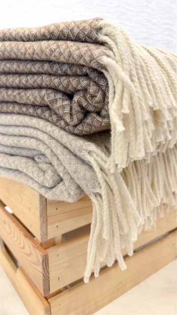 koc wełniany bezowy